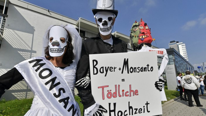 Pharmabranche: Die Übernahme des umstrittenen Saatgut-Herstellers Monsanto drückte nicht nur aufs Image von Bayer, sondern auch schwer auf den Aktienkurs. Im Bild: Frühe Proteste gegen den Kauf im Mai 2018 in Bonn.