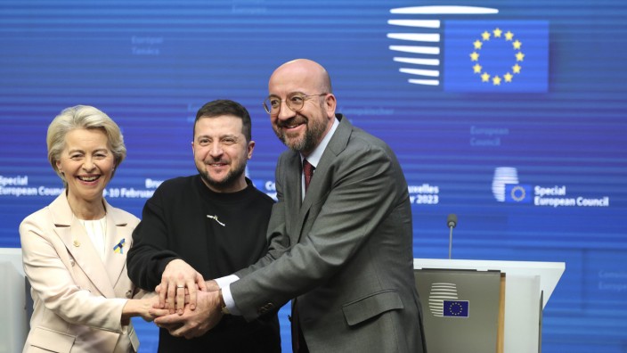 Krieg in der Ukraine: Solidarität in Brüssel: Der ukrainische Präsident Selenskij (Mitte) reist zum EU-Gipfel und posiert mit Kommissionschefin von der Leyen und Ratspräsident Michel.