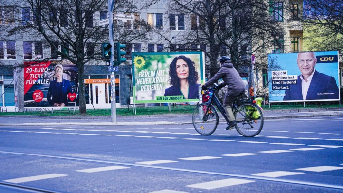 Berlin: Wahlplakate in Berlin für die Wiederholungswahl zum Abgeordnetenhaus.