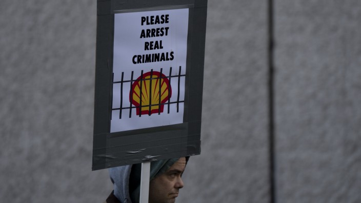 Umweltpolitik: Ein Klimaschutz-Aktivist in den Niederlanden protestiert gegen den Ölkonzern Shell.