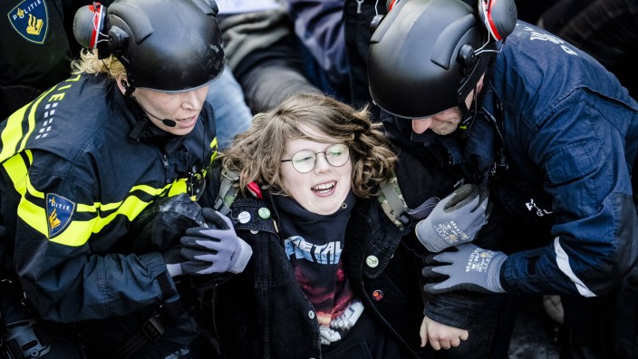 Klimapolitik: Der demokratische Staat legitimiert sich auch, indem er sich aufnahmebereit und dynamisch zeigt. Polizisten räumen einen Klimaprotest in Den Haag.