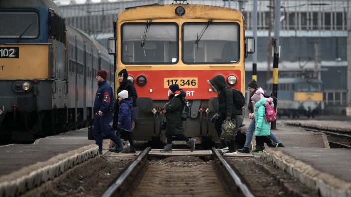 EU-Migrationspolitik: Ukrainische Geflüchtete am ungarischen Grenzbahnhof Zahony.