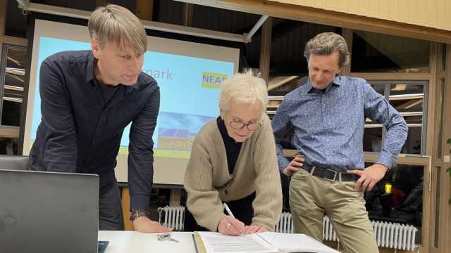 Wörthsee: Bürgermeisterin Christel Muggenthal unterzeichnet mit Thomas Prudlo (l.) und Claus Frommel von der Natur Energieanlagen Projekt Gmbh (NEAP) den Nutzungsvertrag für die Freifläche.