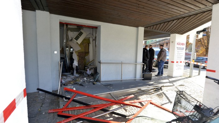 LKA Bayern: Von Kriminellen gesprengter Geldautomat der Kreissparkasse in Oberhaching.