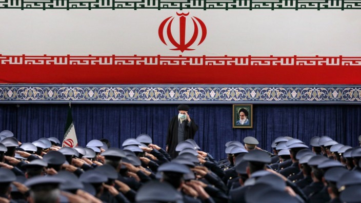 Iran: Der oberste Führer Ayatollah Ali Chamenei will mit Feierlichkeiten seine Legitimation unterstreichen. Hier beim Treffen der Luftwaffe.