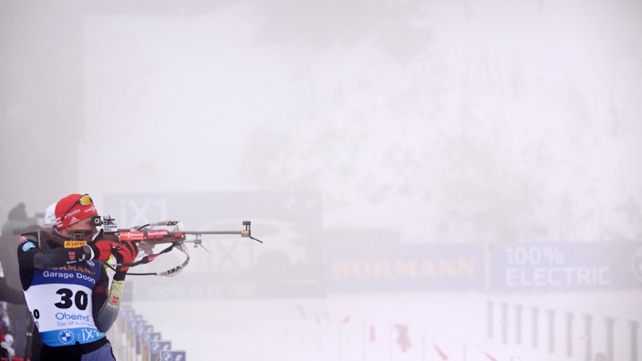 Biathlon Männer: Wo ist die Scheibe? Benedikt Doll verzweifelt am Schießstand in Oberhof an den Witterungsbedingungen.