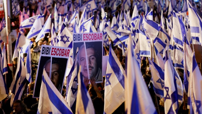 Israel: Demonstranten in Tel Aviv vergleichen Bibi Netanjahu mit dem kolumbianischen Drogenhändler Pablo Escobar