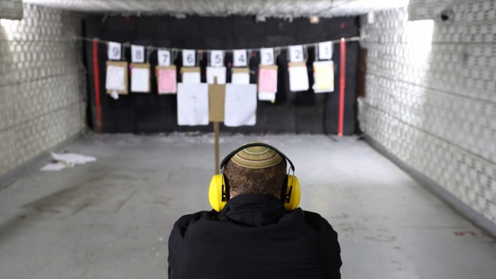 Israel: Kurse für den Umgang mit Schusswaffen gibt es schon. Hier feuert ein Mann in der Siedlung Katzrin auf den annektierten Golanhöhen eine Pistole auf einem Indoor-Schießstand ab.