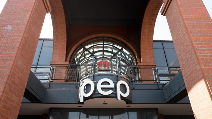 Polizei: Vor dem Neuperlacher Einkaufszentrums Pep attackierten Jugendliche zwei Männer.