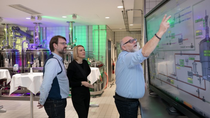 Digitalisierung: Stadtschulrat Florian Kraus und IT-Referentin Laura Dornheim lassen sich die Brausoftware von Fachoberlehrer Detlev Stegbauer zeigen.