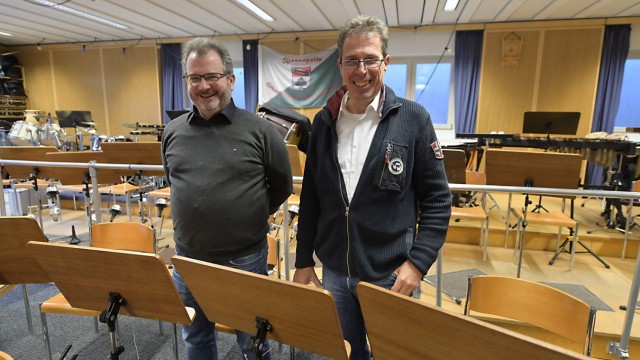 SZ-Kulturpreis Tassilo: Die beiden Vorsitzenden Florian Sepp (links) und Walter Moldan im aktuellen Probenraum in der Höhenkirchner Sigoho-Marchwart-Grundschule.