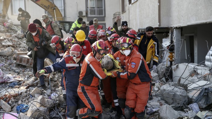 Türkei und Syrien: Rettungskräfte bergen einen syrischen Migranten aus den Trümmern eines zerstörten Gebäudes im türkischen Antakya. Eine Woche nach der Erdbeben-Katastrophe in der Türkei und Syrien steigt die Zahl der Toten weiter.