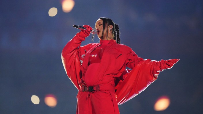 Halbzeit-Show des Super Bowl: Rihanna ist beim 57. Superbowl endlich zurück auf der Bühne - und mit ihr der ikonische Babybauch.