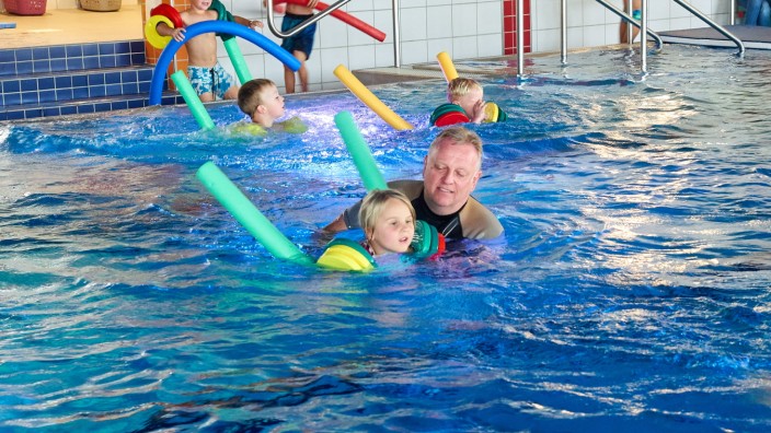 Schwimmkurse für Kinder: Bei Jürgen Puls haben schon sehr viele Kinder aus dem Landkreis und der Region schwimmen gelernt. Auch in der Corona-Pandemie wollte er sich mit Stillstand nicht abfinden.