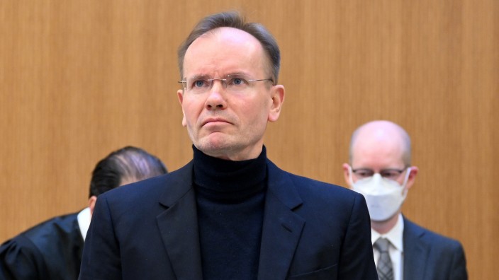 Wirecard: Der frühere Wirecard-Vorstandschef Markus Braun auf seinem Platz im Gerichtssaal, rechts hinter ihm der Mitangeklagte Oliver Bellenhaus, der ihn schwer belastet.