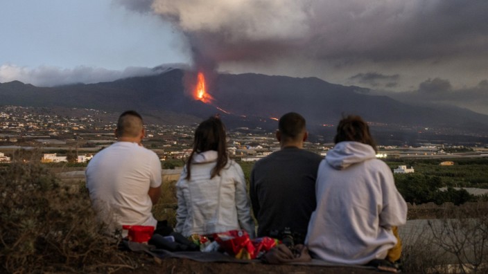 Psychologie: Kein Grund zur Beunruhigung? Ende 2021 fließt Lava aus einem Vulkan auf der Kanareninsel La Palma.