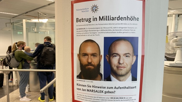 Großbritannien: Ein Plakat mit dem Fahndungsaufruf am Münchner Flughafen.