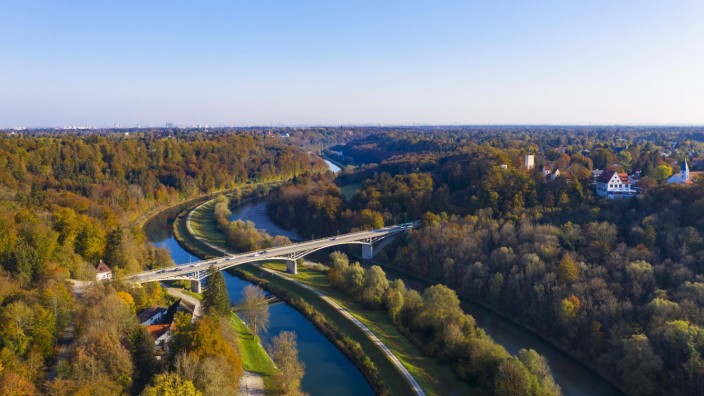 Verkehr: Der Weg über die Grünwalder Brücke ist für Fußgänger und Radfahrer beschwerlich.