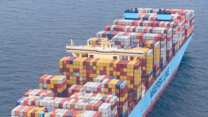 Konjunktur: Ein Container-Schiff in der Nordsee: Deutschland ist stark von Exporten abhängig.