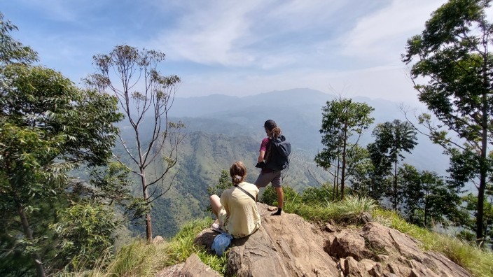 Wandern in Sri Lanka: Blick vom Ella Rock in die Berglandschaft: Hier ist man selten so allein wie auf dem Rest der Wanderung.