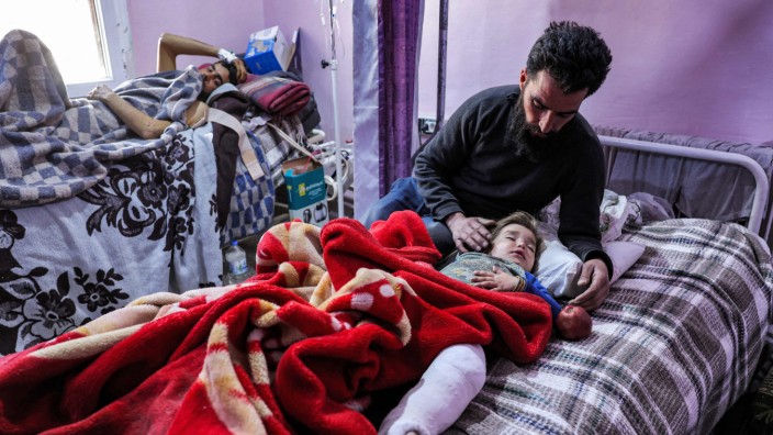 Syrien: Ein Mann tröstet ein verletztes Kind im Sams-Krankenhaus in Idlib.