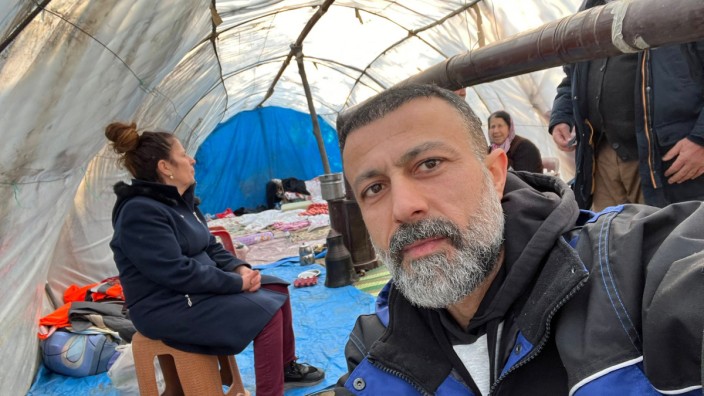 Helfer in der Türkei: Der Dachauer Friseur Aslan Züher hilft Erdbebenopfern in seiner Geburtsstadt Antakya.