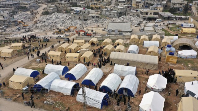 Bewohner der Stadt Harem in der Provinz Idlib suchen Zuflucht in einem Zeltlager, nachdem das Erdbeben ihre Häuser zerstört hat.