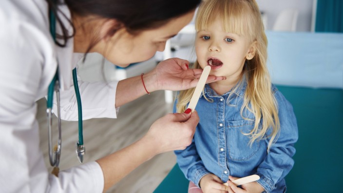 Gesundheit: Ist ein Kind krank, braucht es oft Zuwendung dringlicher als einen Arztbesuch.