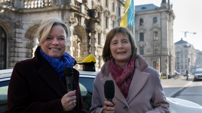 SZ-Podcast "München persönlich": Hildegard Kronawitter, die Vorsitzende der Weiße-Rose-Stiftung (rechts), und SZ-Ressortleiterin Ulrike Heidenreich starten vor dem Justizpalast, in dem vor 80 Jahren der Prozess gegen die Geschwister Scholl begann.