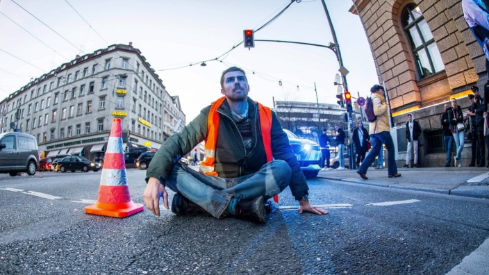 "Letzte Generation": Der Passauer Klimaaktivist Micha Frey, hier bei einer Straßenblockade der "Letzten Generation" in München, sitzt seit 6. Februar in Präventivhaft.