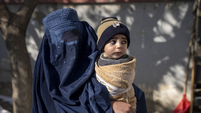 Afghanistan: Eine Mutter wartet mit ihrem kranken Kind vor einer Klinik in Kabul auf Hilfe.