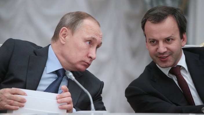 Russischer Welt-Schachpräsident: Der Präsident des Schach-Weltverbandes Fide, Arkadij Wladimirowitsch Dworkowitsch (rechts), hier im Jahr 2018 mit dem russischen Präsidenten Wladimir Putin.