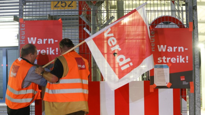 Streikankündigung: Die Gewerkschaft Verdi weitet den Tarifstreit im öffentlichen Dienst am Freitag auf die Flughäfen in München, Frankfurt, Hamburg, Stuttgart, Dortmund, Hannover und Bremen aus.