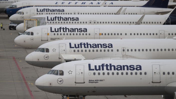 Luftfahrt: Passagiermaschinen der Lufthansa stehen auf dem Flughafen Frankfurt. Bei der Lufthansa ist es am Mittwoch zu einem gravierenden Ausfall der IT-Systeme gekommen.