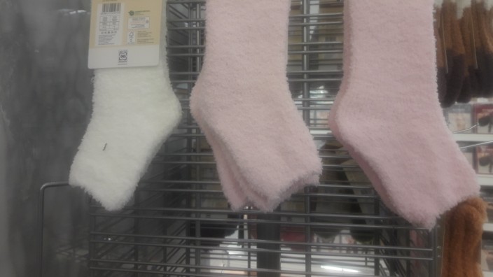 Mitten in Ebersberg: Fehlt da was oder soll das so? Socken mit Loch für die Zehen in einem Geschäft.