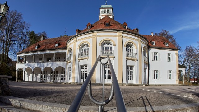 Haushalt 2023 in Bad Tölz: Das Kurhaus soll einen Erweiterungsbau bekommen. Für die Planungskosten hat die Stadt heuer 300 000 Euro in den Haushalt eingestellt.