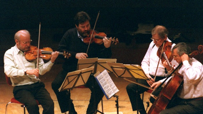 Susanne und Christoph Kessler setzen einen neuen Akzent: Günter Pichler (Erste Geige, links) ist Vorsitzender der Jury des neuen Wettbewerbs. Hier ist er auf einer Probe mit dem legendären Alban-Berg-Quartett zu sehen.