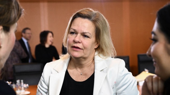 Bundesregierung: Bundesinnenministerin Nancy Faeser (SPD) während der Sitzung des Kabinetts in Berlin.