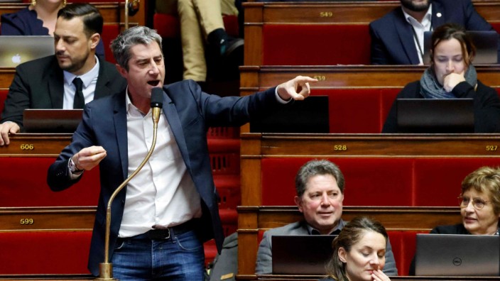 Frankreich: In der Assemblée nationale wird es gerade oft laut: Ein LFI-Abgeordneter bei der Debatte über die Rentenreform.