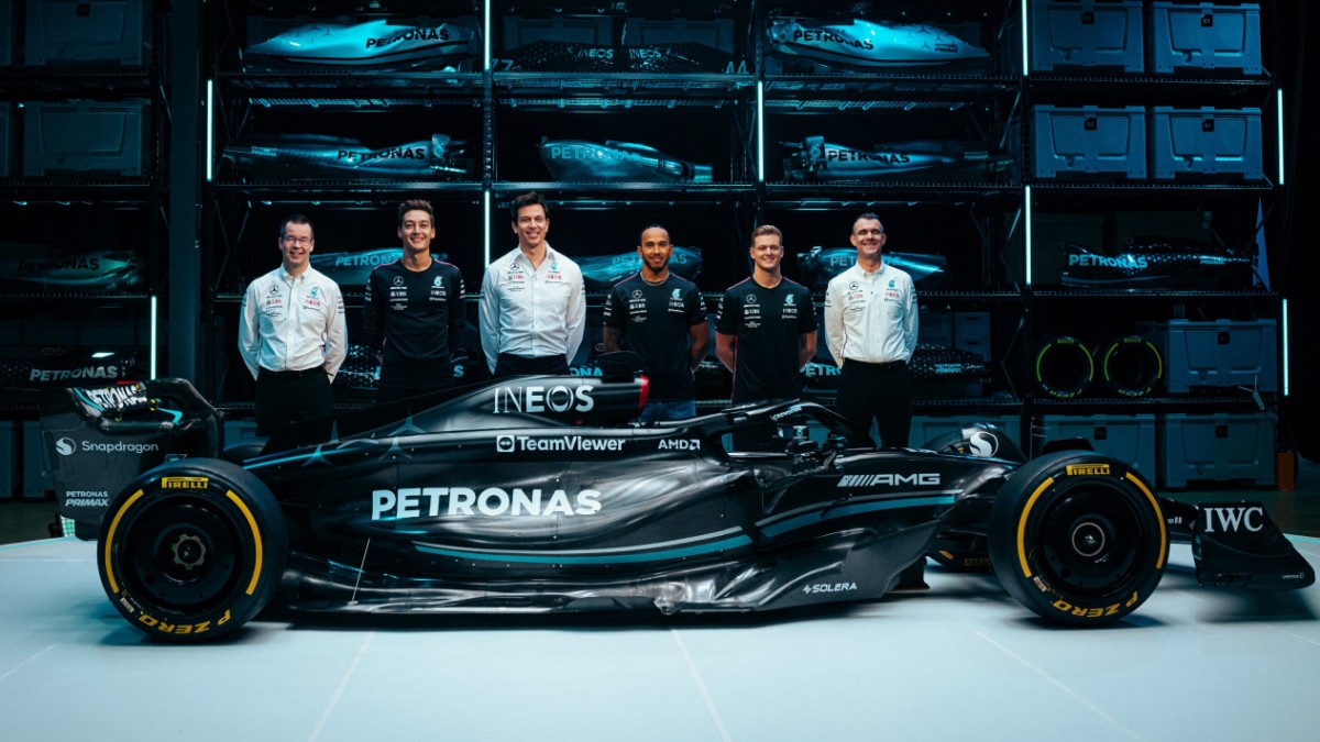 Formula 1: Mercedes wears black again