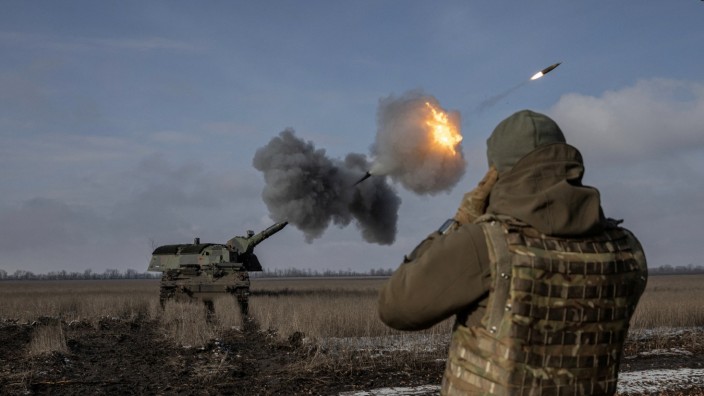 Militärhilfe für die Ukraine: Ukrainische Soldaten der 43. Artillerie-Brigade feuern Anfang Februar eine "Panzerhaubitze 2000" in der Nähe von Bachmut ab.