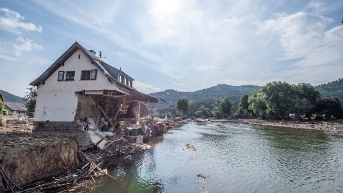 Versicherungen: Ein nach der Hochwasserkatastrophe 2021 zerstörtes Haus am Ufer der Ahr.