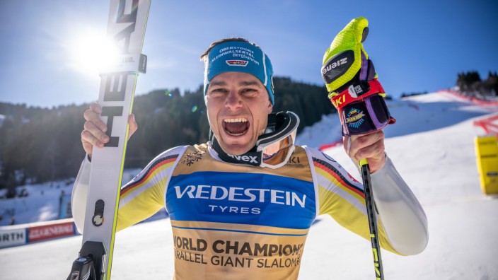 Schmid gewinnt Gold bei der alpinen Ski-WM: Alexander Schmid aus Deutschland jubelt bei der Siegerehrung über seinen ersten WM-Titel und das erste WM-Gold für Deutschland seit zehn Jahren.