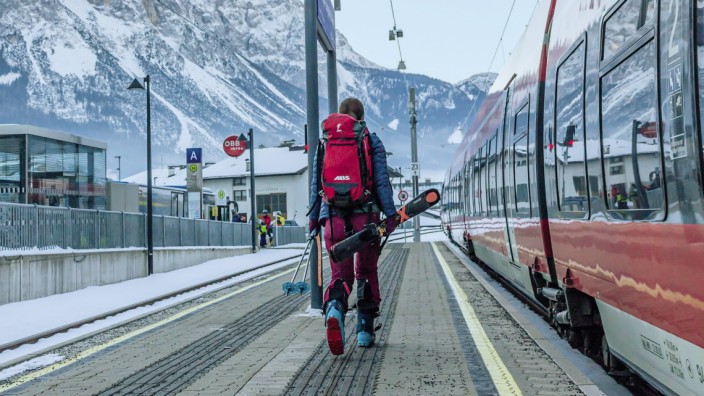 Unterwegs in den Alpen: Die Berge schon am Bahnhof im Blick: Tourengeher in Ehrwald.
