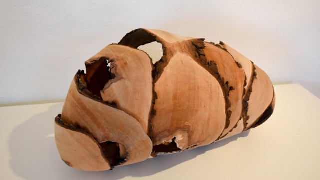 Ausstellung der Kunstzeche Penzberg: "Schale" heißt die Skulptur aus dem Holz eines Birnbaums.