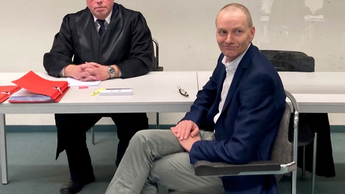 Kolumne Vor Gericht: Der Berliner AfD-Politiker Kai Borrmann (r) sitzt beim Prozessauftakt am 18. Januar vor dem Amtsgericht Tiergarten.