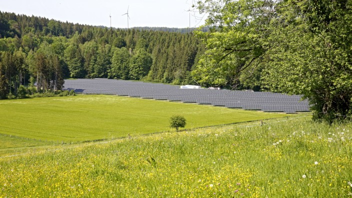 Erneuerbare Energie: Im Landkreis existiert eine Photovoltaik-Freiflächenanlage etwa in Icking in Garmischer Autobahnnähe, wie hier im Bild.