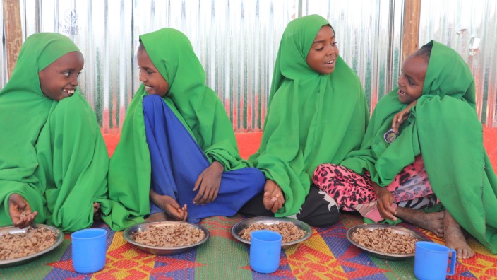 Das UN-Programm "Education cannot wait" gibt diesen Kindern in der Somali-Region von Äthiopien die Möglichkeit zur Schule zu gehen und versorgt sie mit Lebensmitteln.