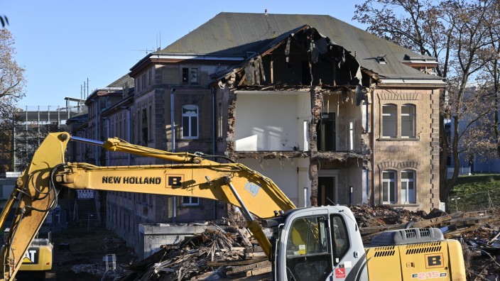 Friedrich-Alexander-Universität: Der erste Flügel der historischen Pflegeanstalt wurde bereits abgerissen. Der zweite dürfte in den kommenden Wochen folgen.