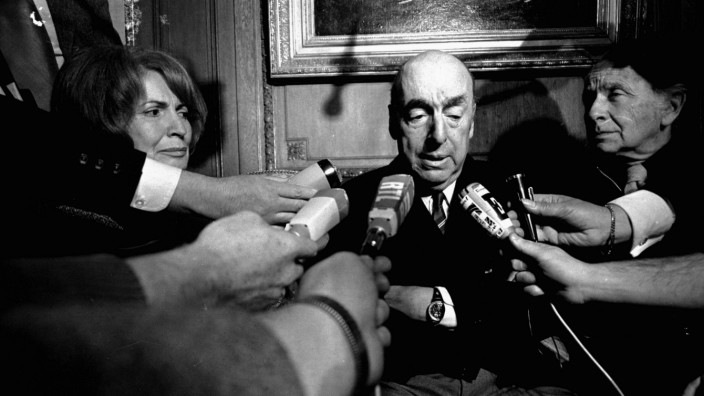 Untersuchung zum Tod von Pablo Neruda: Er hatte auf der ganzen Welt Fans - aber auch politische Feinde: der chilenische Autor Pablo Neruda, hier 1971 in Paris.